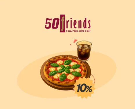 Pizza con hojas de albahaca sobre tabla de madera junto a un vaso de refresco y descuento del 10% en 50friends Pizza, Pasta, Wine & Bar.