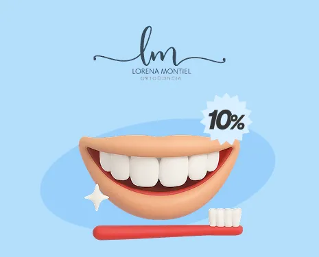 Boca sonriente sobre un cepillo de dientes rojo con una insignia de descuento del 10% y el logo de Lorena Montiel Orthodoncia.