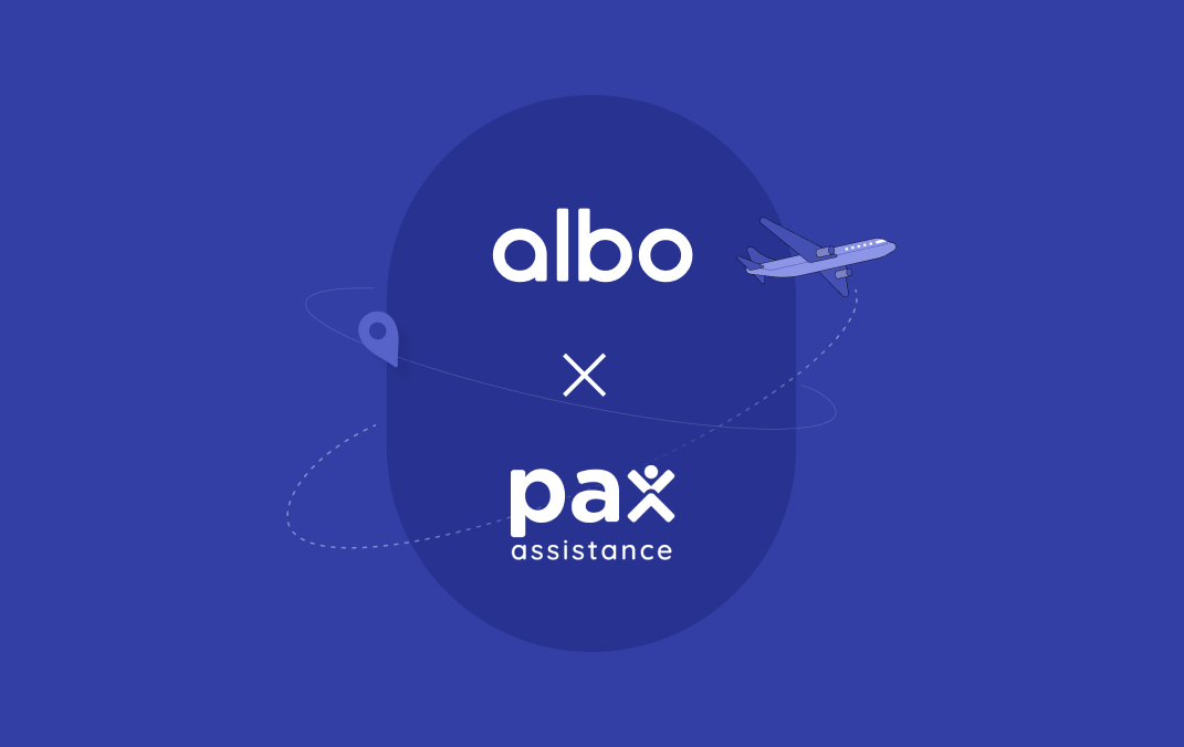 Logos de albo y Pax Assistance con un gráfico de avión y pin de ubicación sobre fondo azul.