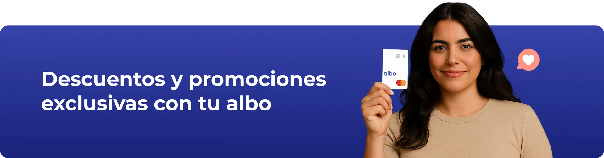 Mujer sosteniendo una tarjeta albo con texto sobre descuentos exclusivos y promociones en español.